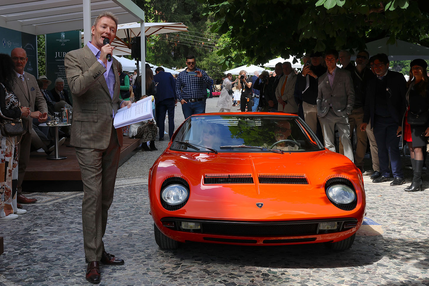司会役の古典車コンサルタント、サイモン・キッドストン氏と、新車時代カリフォルニアに納車された1967年「ランボルギーニ・ミウラP400」。