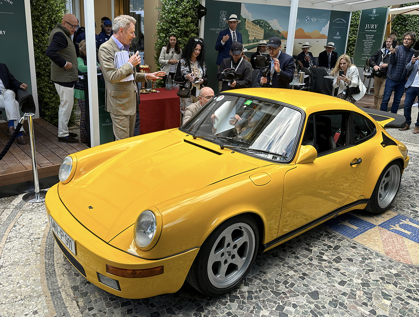 製作者のアロイス・ルーフ氏が自走で来場・参加した1987年ルーフCTRイエローバード。1988年にフェラーリF40を凌ぐ最高速度342km/hを記録した。