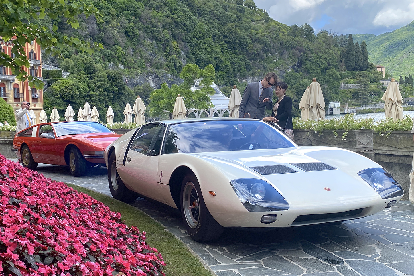 1967年「セレニッシマ・アジェーナ（右）」と1967年「フィアット・ディーノ・アエロディナミカ・ピニンファリーナ（左）」。2024年5月25日、「コンコルソ・ヴィラ・デステ」会場で。