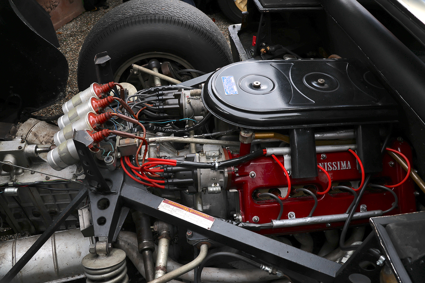 自社製V8エンジンはアルベルト・マッシミーノによる設計であった。