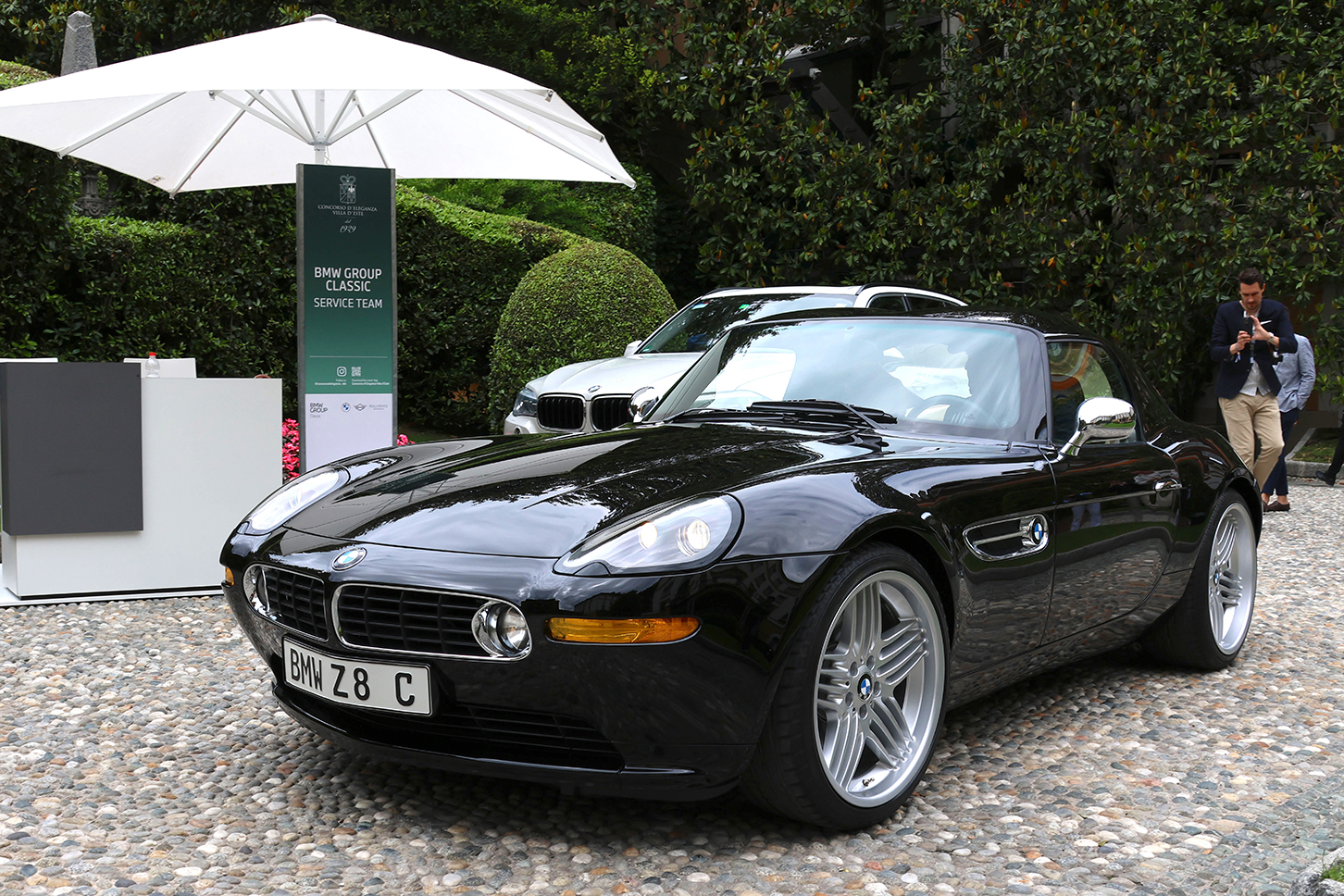 グランデホテル・ヴィラ・デステで。BMW「Z8クーペ」に気づいたゲストが、慌ててカメラを向けている。