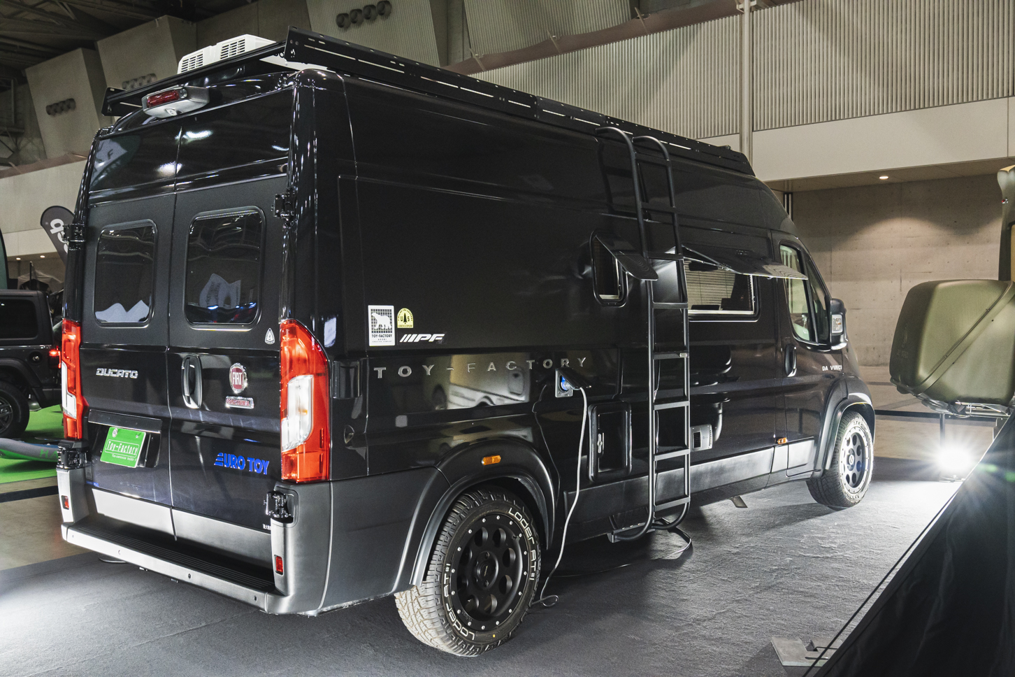 NEWS小山慶一郎氏の愛車|東京アウトドアショー2024|トイファクトリー・ダヴィンチ6.0|フィアット・デュカト|斜め右後ろ