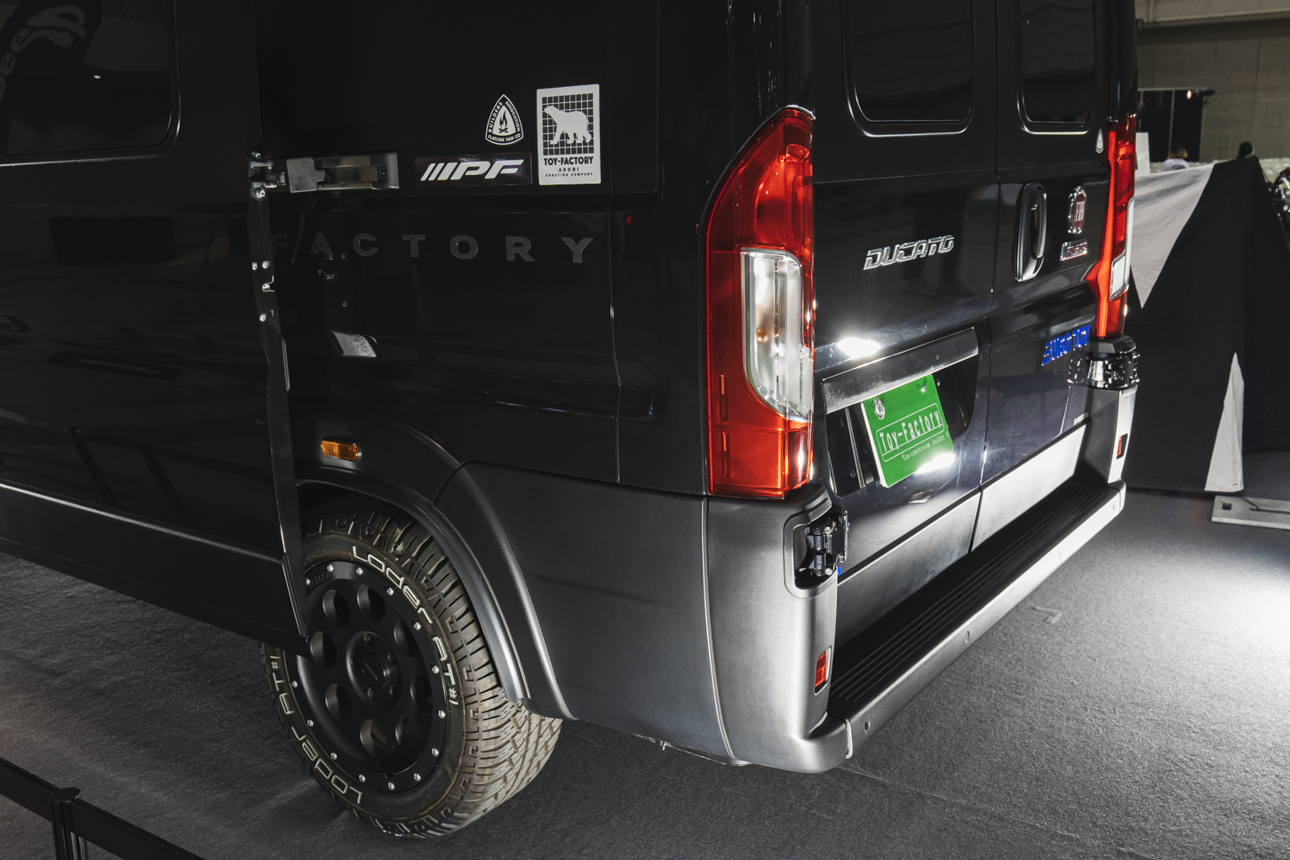 NEWS小山慶一郎氏の愛車｜東京アウトドアショー2024｜トイファクトリー・ダヴィンチ6.0｜フィアット・デュカト｜斜め左後ろ