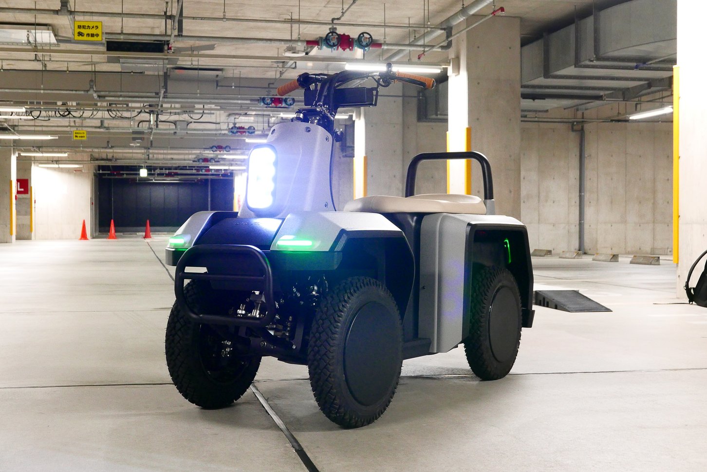 グラフィットが発表した四輪特定小型原付のプロトタイプ