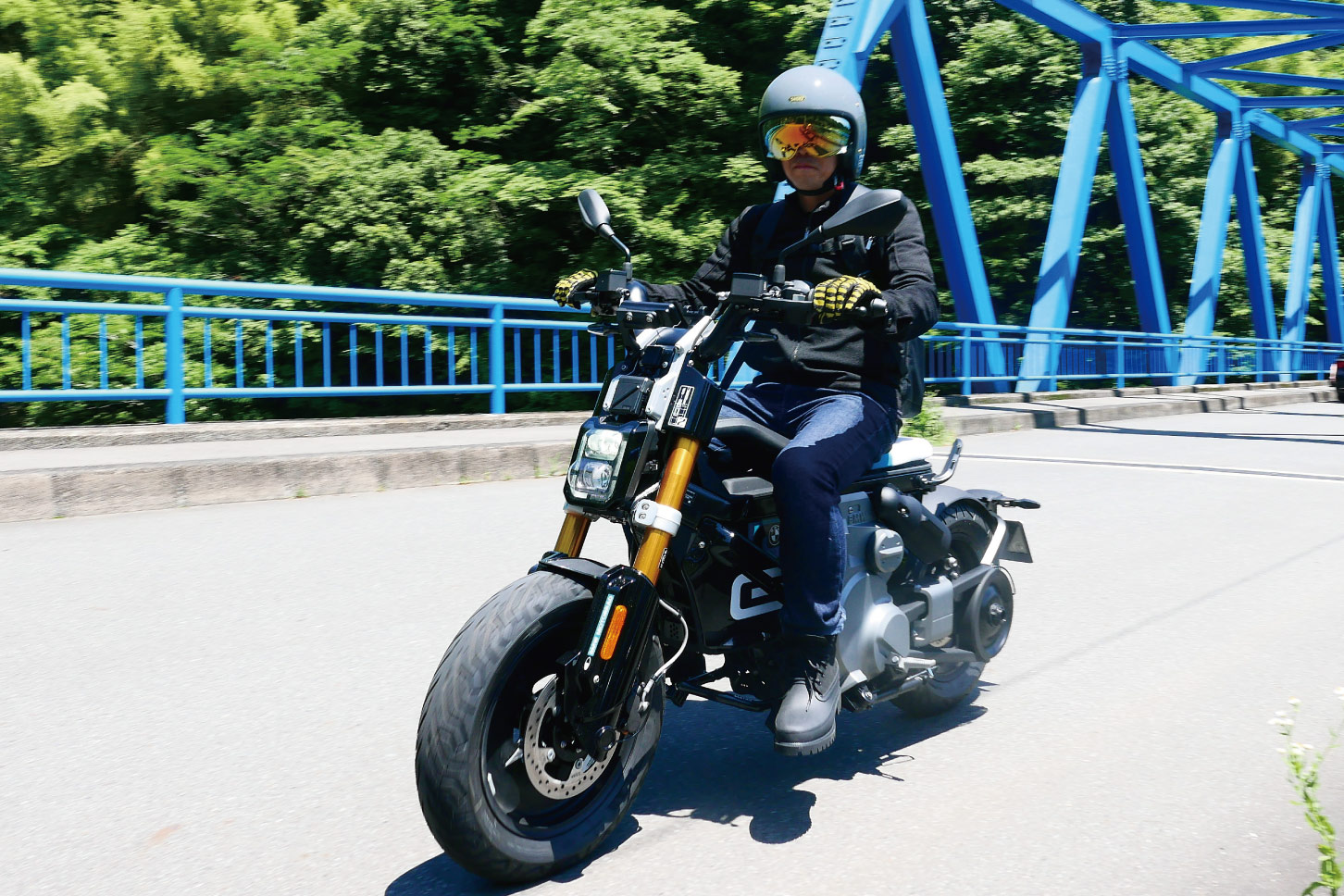 BMW CE 02は街乗り仕様となっているが、のどかな自然の中を走るとより周囲の音が聞こえてきて新鮮かつ楽しい。