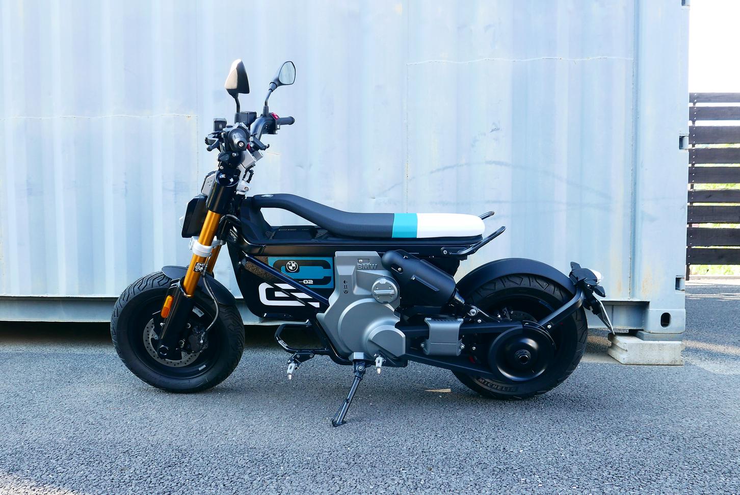 CE 02は未来的でもあり、おもちゃ感があるデザインも魅力。一人乗りの際は前後のステップを自由に活用し、自分好みのポジションで走りを楽しむことも可能となっている