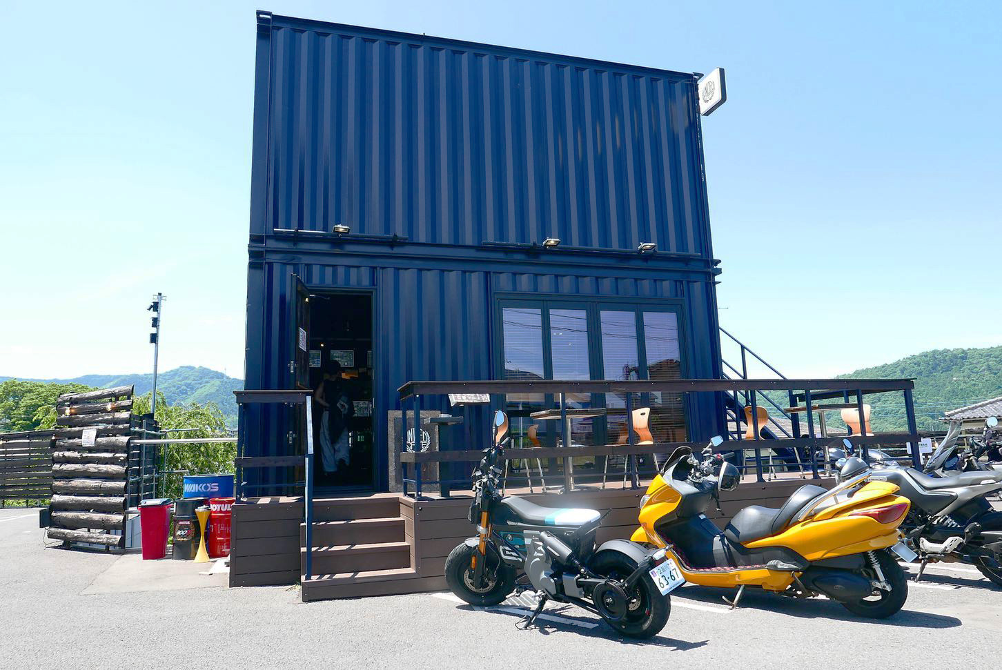 コンテナ&鉄骨造のUNITEDcafe宮ケ瀬店は宮ケ瀬ヴィレッジ内にある。この日は平日にも関わらず、多くのライダーがカフェに訪れていた。