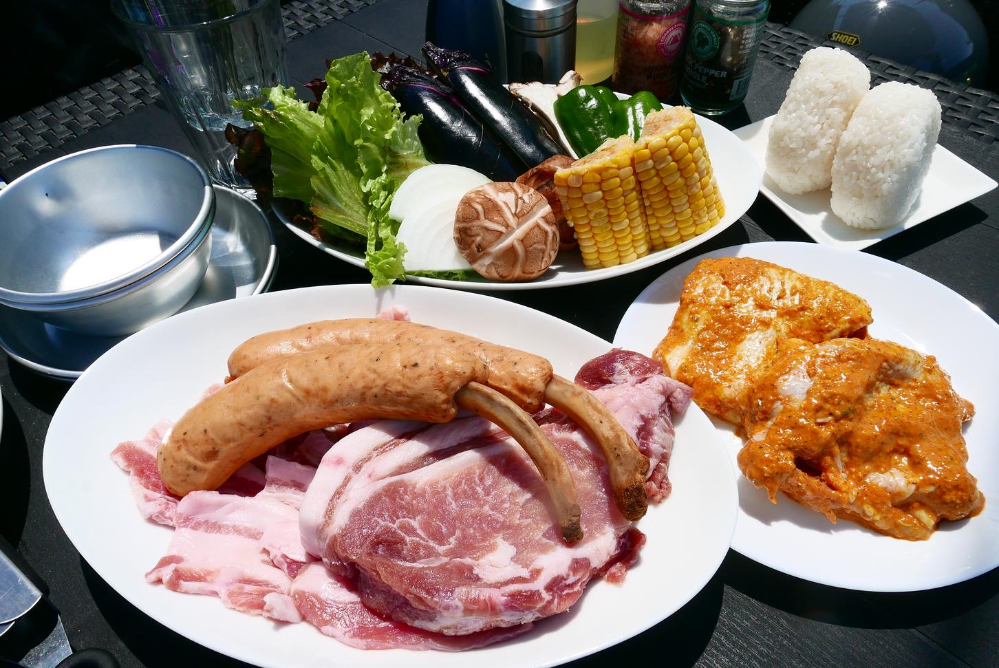 手ぶらで訪れ、美味しいバーベキューを堪能することができるのは嬉しいサービス。ちなみに写真のメニューは清川恵水ポークプラン(4,600円)+タンドリーチキン(500円)。焼いた後の写真はぜひギャラリーページで確認してほしい。