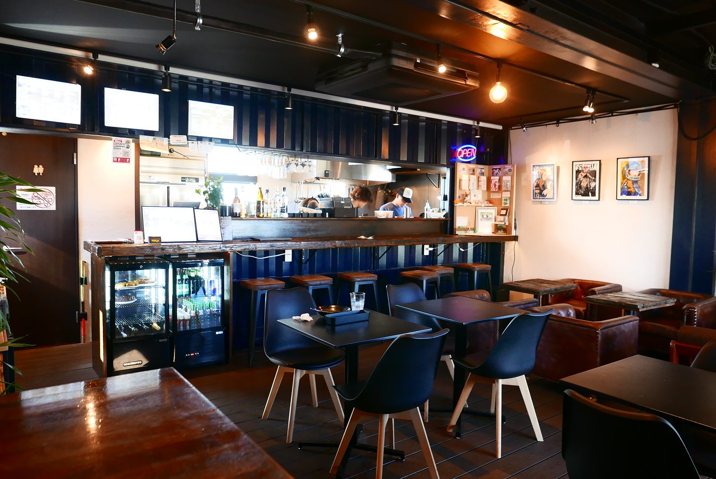 コンテナを改装して作られたカフェの店内はウッディな雰囲気で座席もゆとりをもって配置されている。