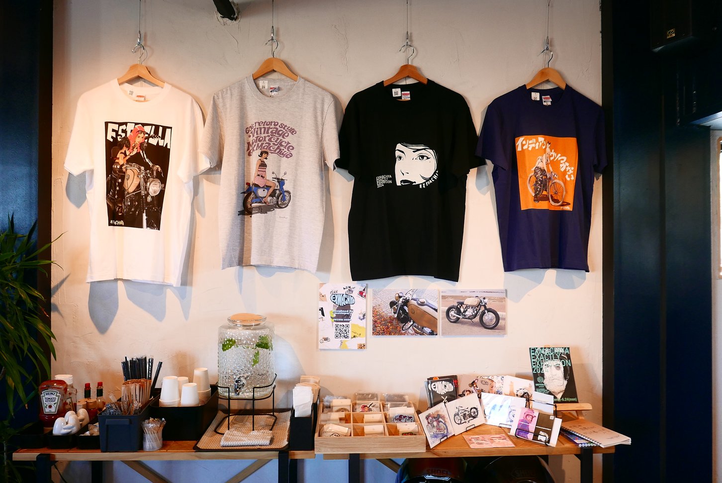 バイクのアート展示にも力をいれているのがユナイテッドカフェの特徴、さまざまなアーティストの個展等が開催されている。