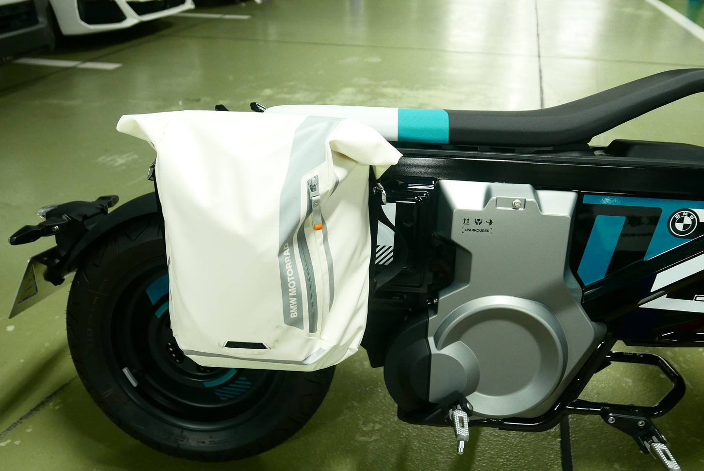 CE 02のバッテリーチャージャー専用バッグ。