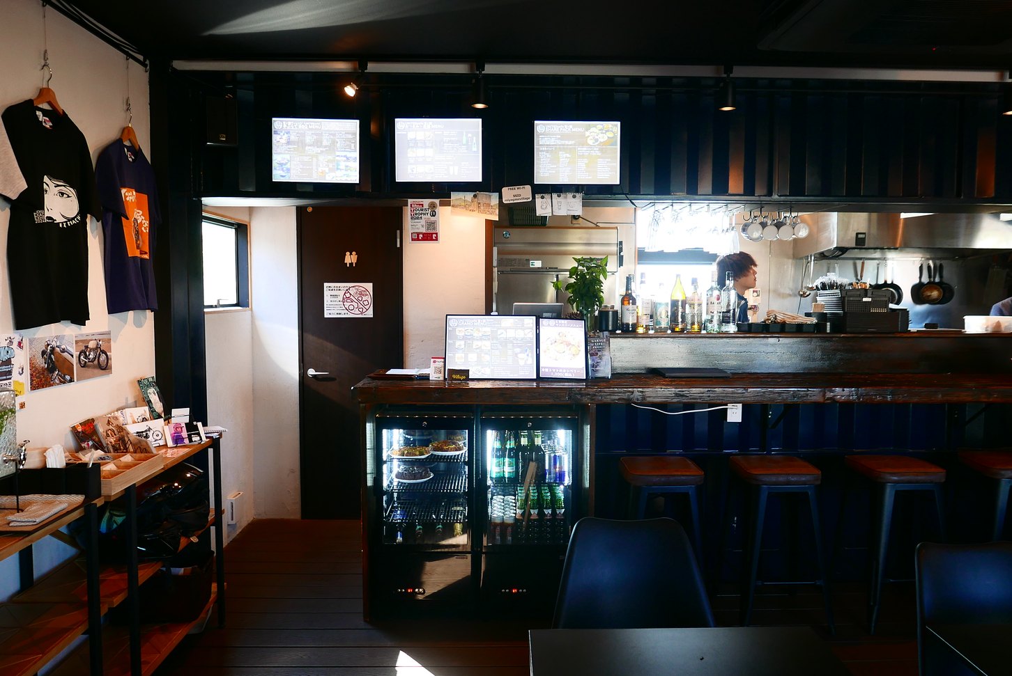 コンテナを改装して作られたカフェの店内はウッディな雰囲気で座席もゆとりをもって配置されている