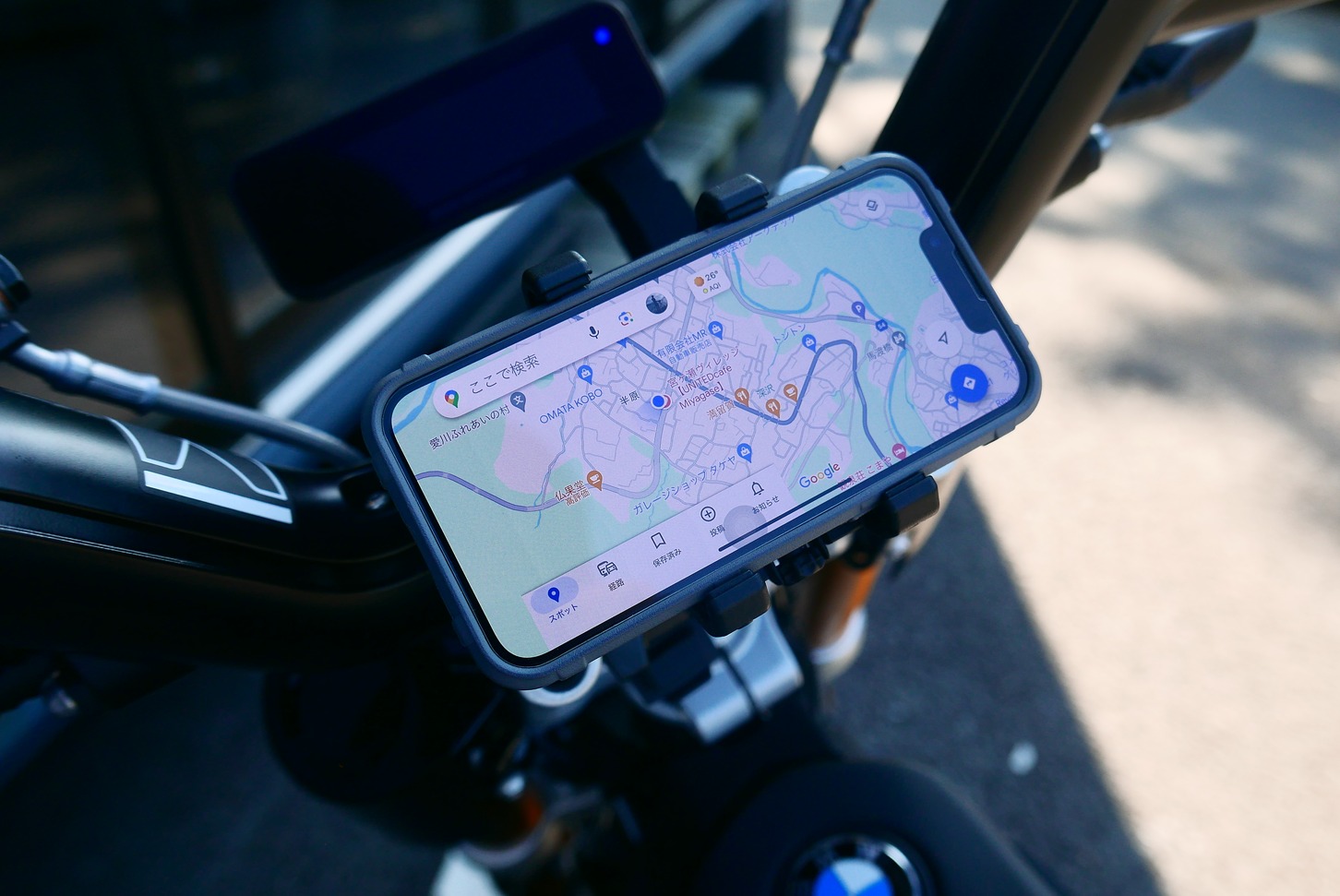 CE 02には振動を吸収してくれるスマホホルダーが標準装備されている。