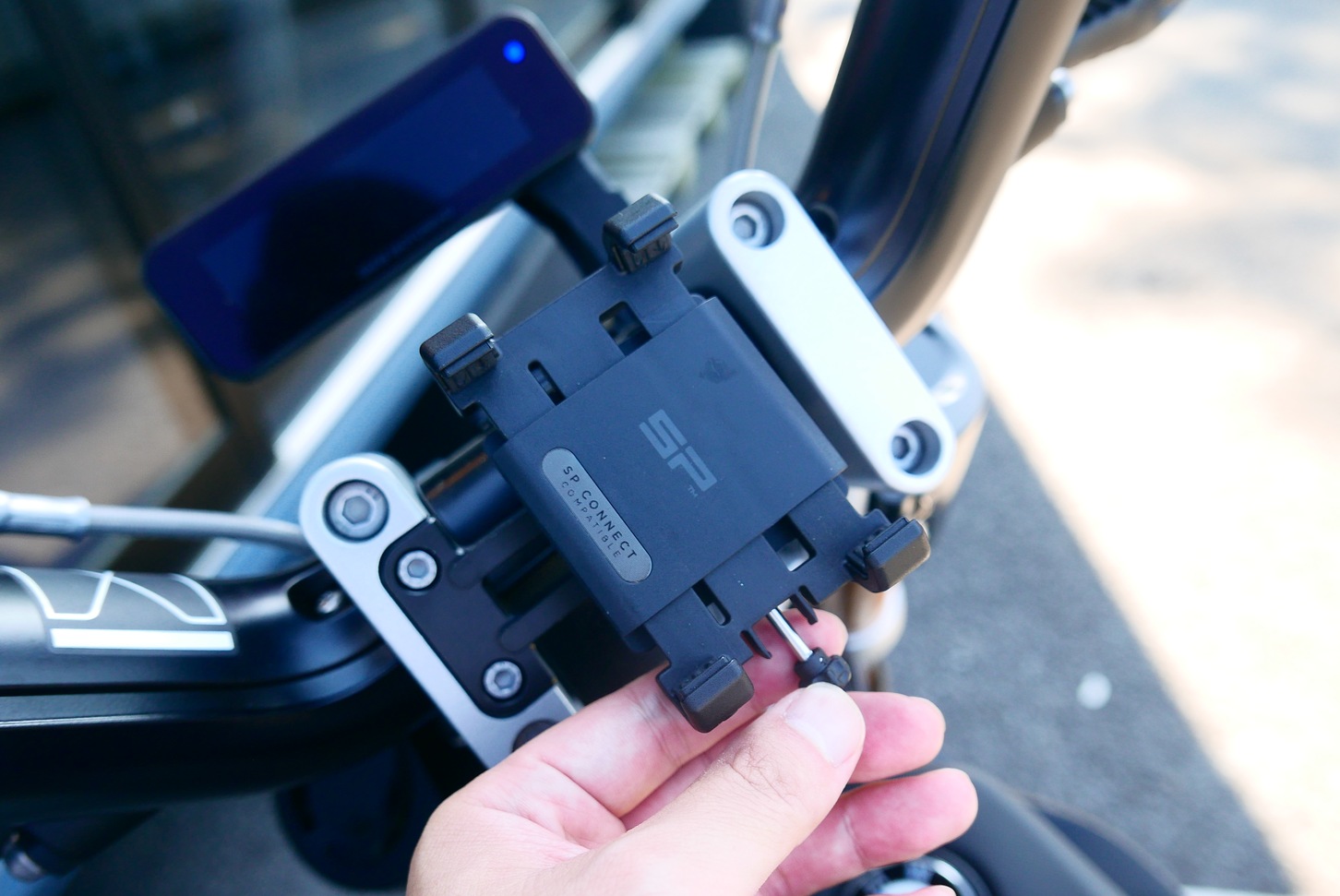 CE 02には振動を吸収してくれるスマホホルダーが標準装備されている。
