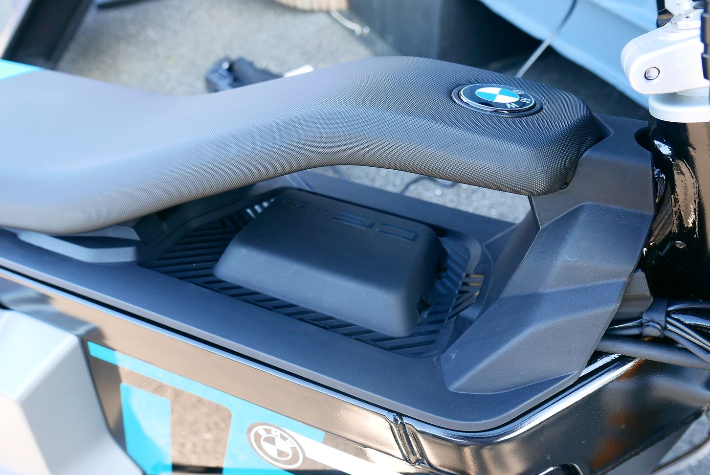 ビー・エム・ダブリュー シーイー・ゼロツ―｜BMW CE 02