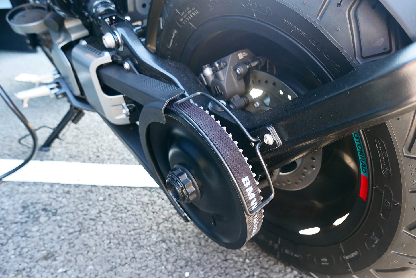 CE 02はベルトドライブ式。