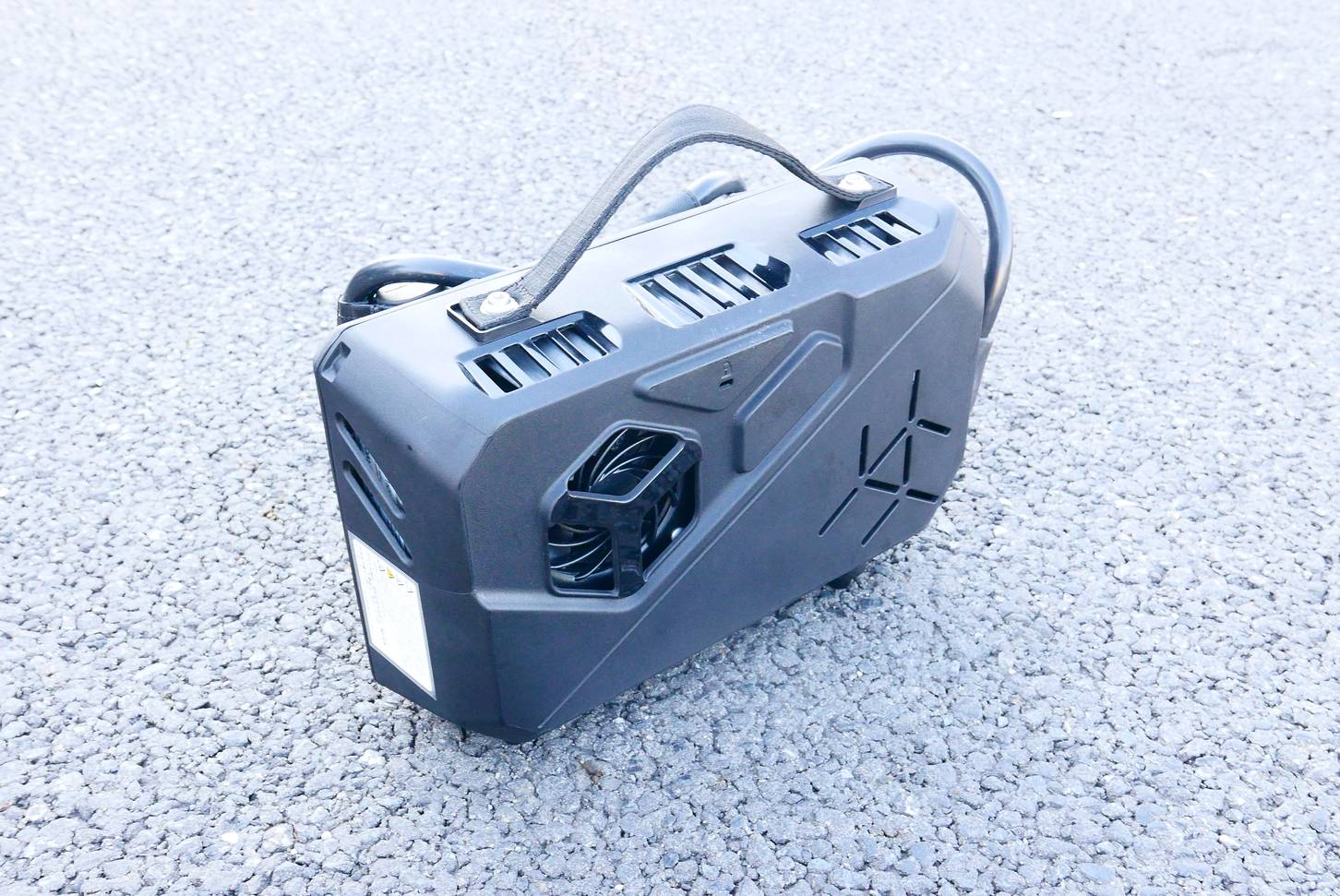 このバッテリーチャージャーもなかなかの存在感。外出先で充電する場合は、リュック等で背負う必要がある。