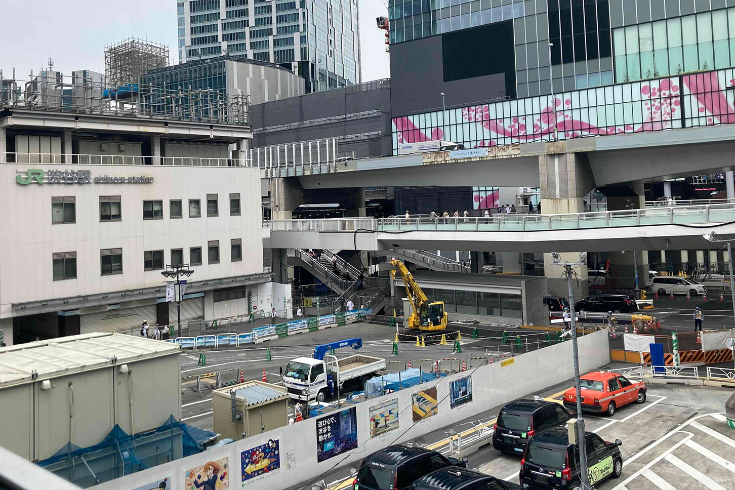 渋谷駅西口の地下歩道の工事が進められている。