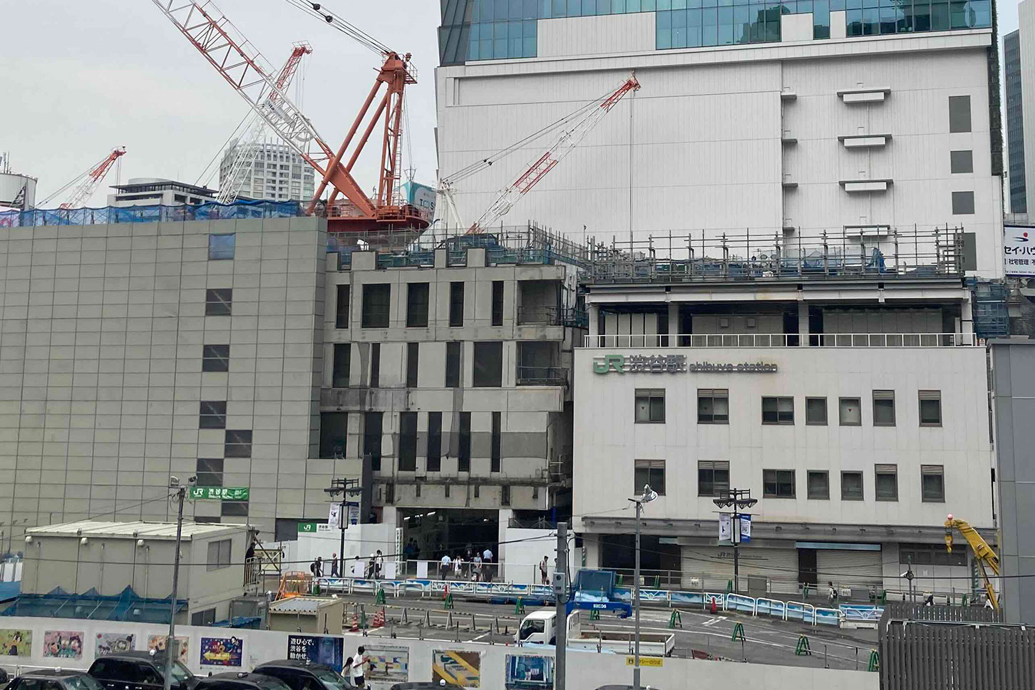 渋谷駅西口の歩行者デッキ上から撮影