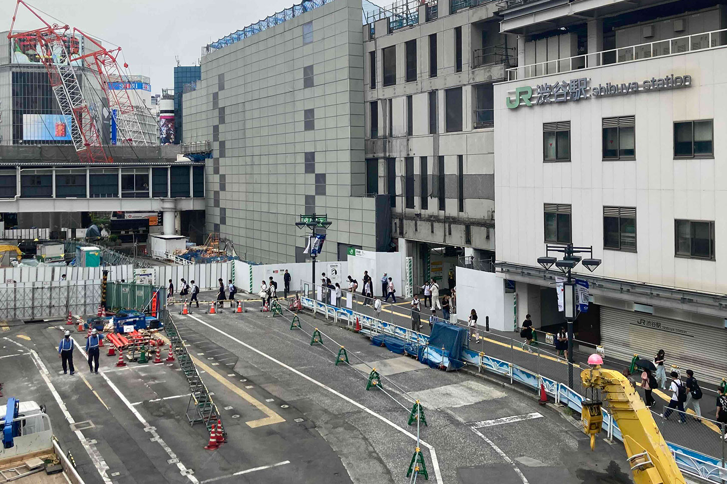 渋谷駅西口の歩行者デッキ上から撮影