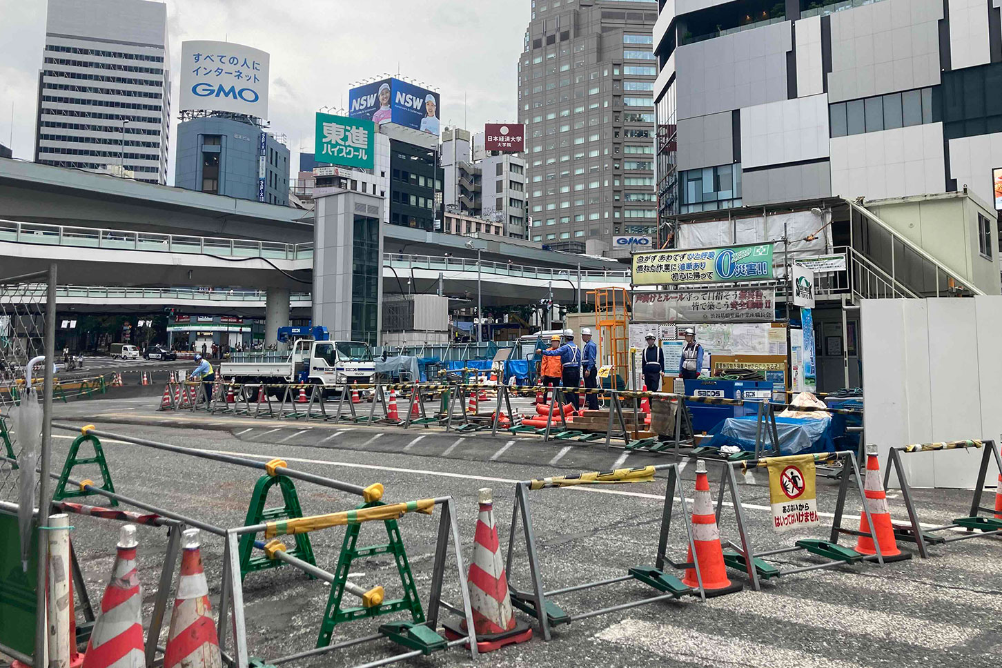 渋谷駅西口前から地下歩道の工事現場を撮影