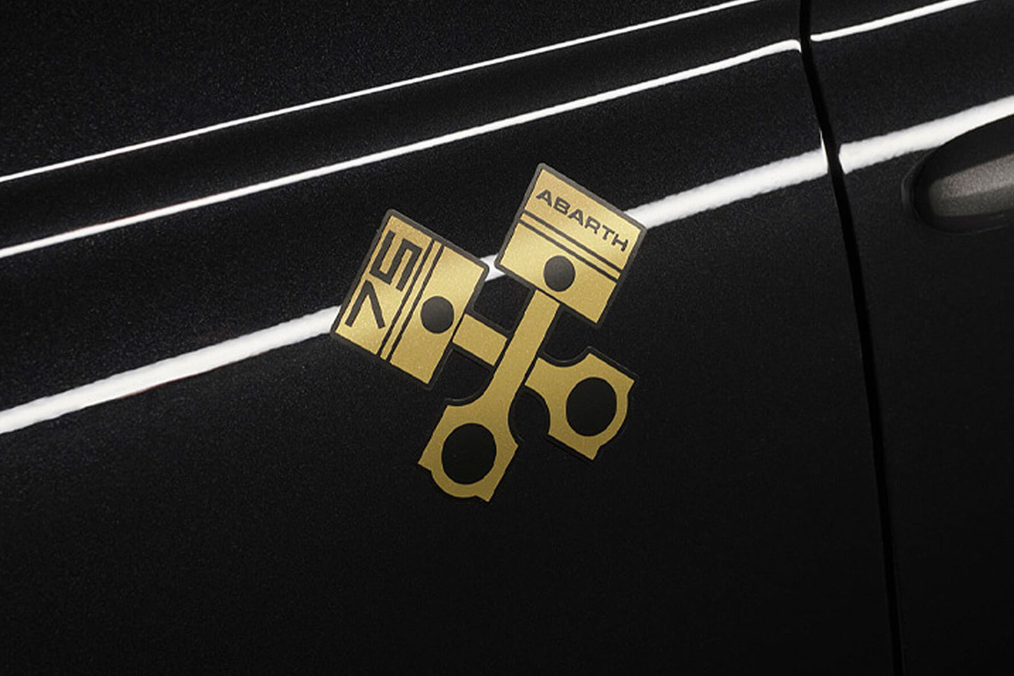 ABARTH 695 75° Anniversarioのロゴ