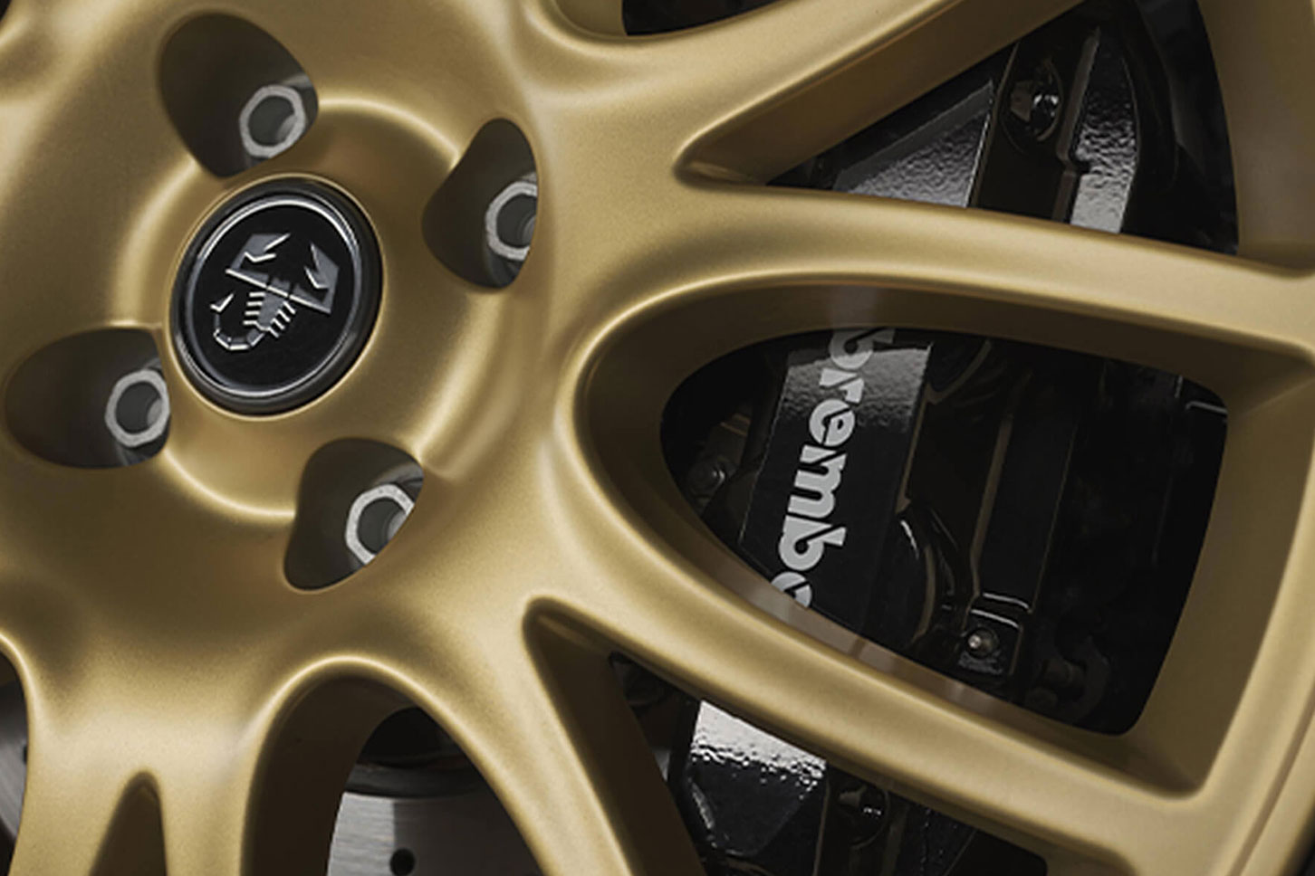 ABARTH 695 75° Anniversarioのゴールドのホイール