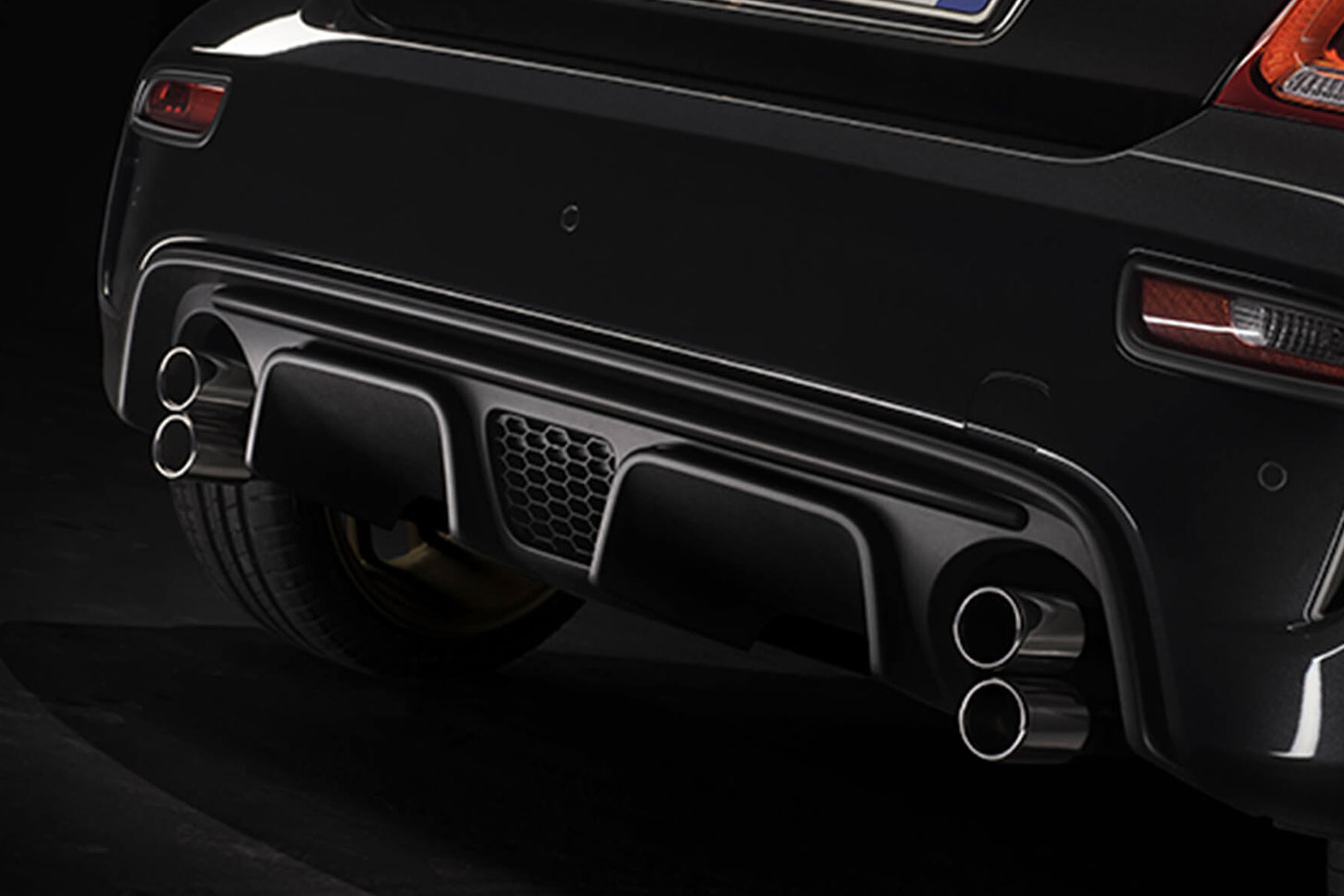 ABARTH 695 75° Anniversarioのマフラー