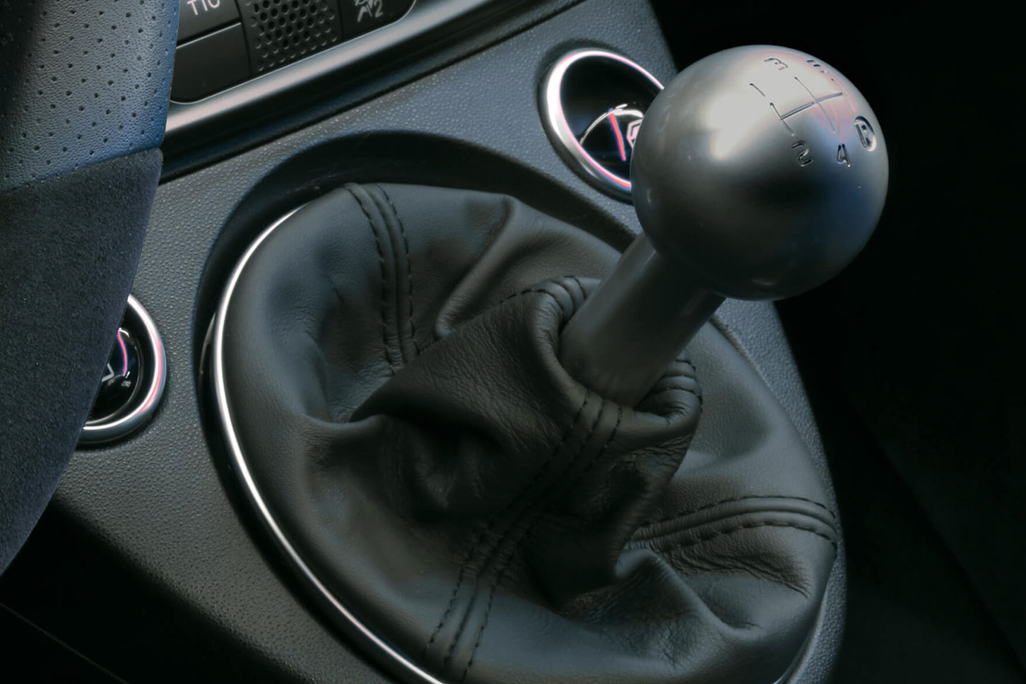 ABARTH 695 75° Anniversarioのシフトレバー