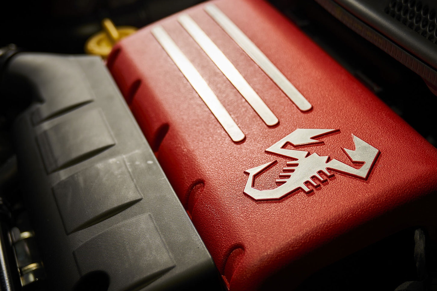 ABARTH 695 75° Anniversarioのエンジンのロゴ