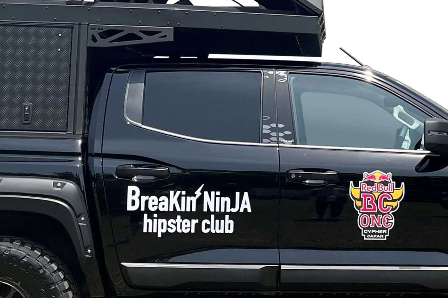 レッドブルとコラボしてカスタムされたトライトン