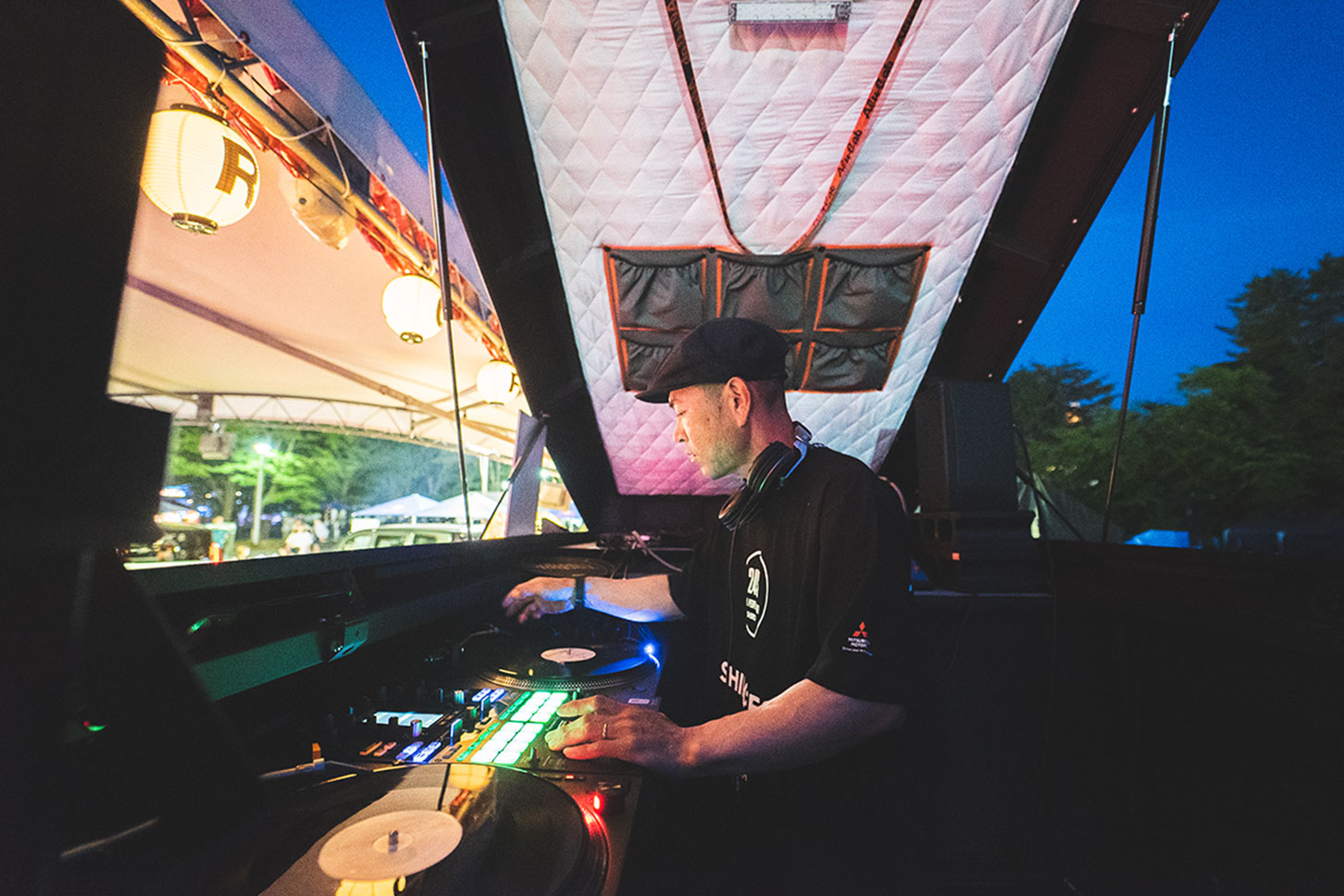 レッドブル仕様の三菱「トライトン」が“走るDJブース”として全国のダンスイベントを盛り上げる
