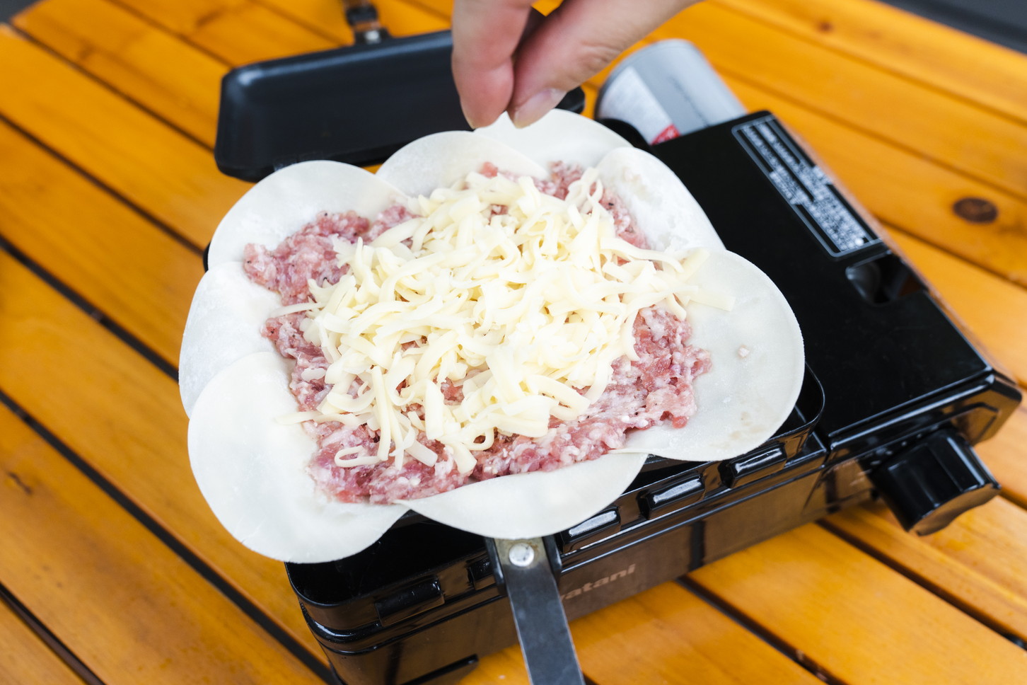 キャンプ｜簡単料理｜アウトドア｜レシピ｜包まない！ 簡単ホットサンドギョウザ（3）