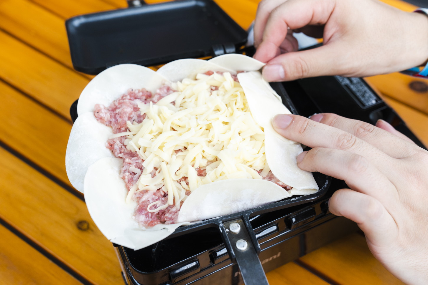 キャンプ｜簡単料理｜アウトドア｜レシピ｜包まない！ 簡単ホットサンドギョウザ（4）