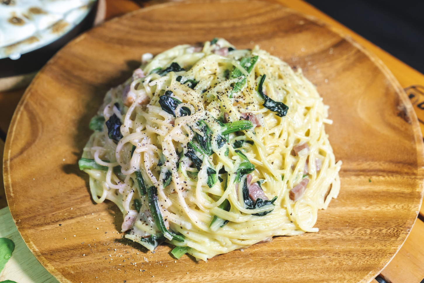 キャンプ｜簡単料理｜アウトドア｜レシピ｜チーズたっぷり！ 背徳のベーコンパスタ