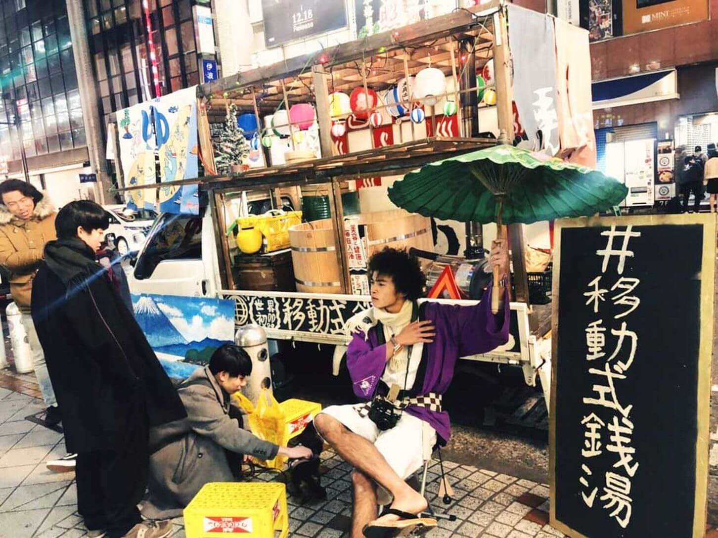 1tトラックにヒノキ風呂と釜を載せた移動式銭湯(写真提供:三宅天真)