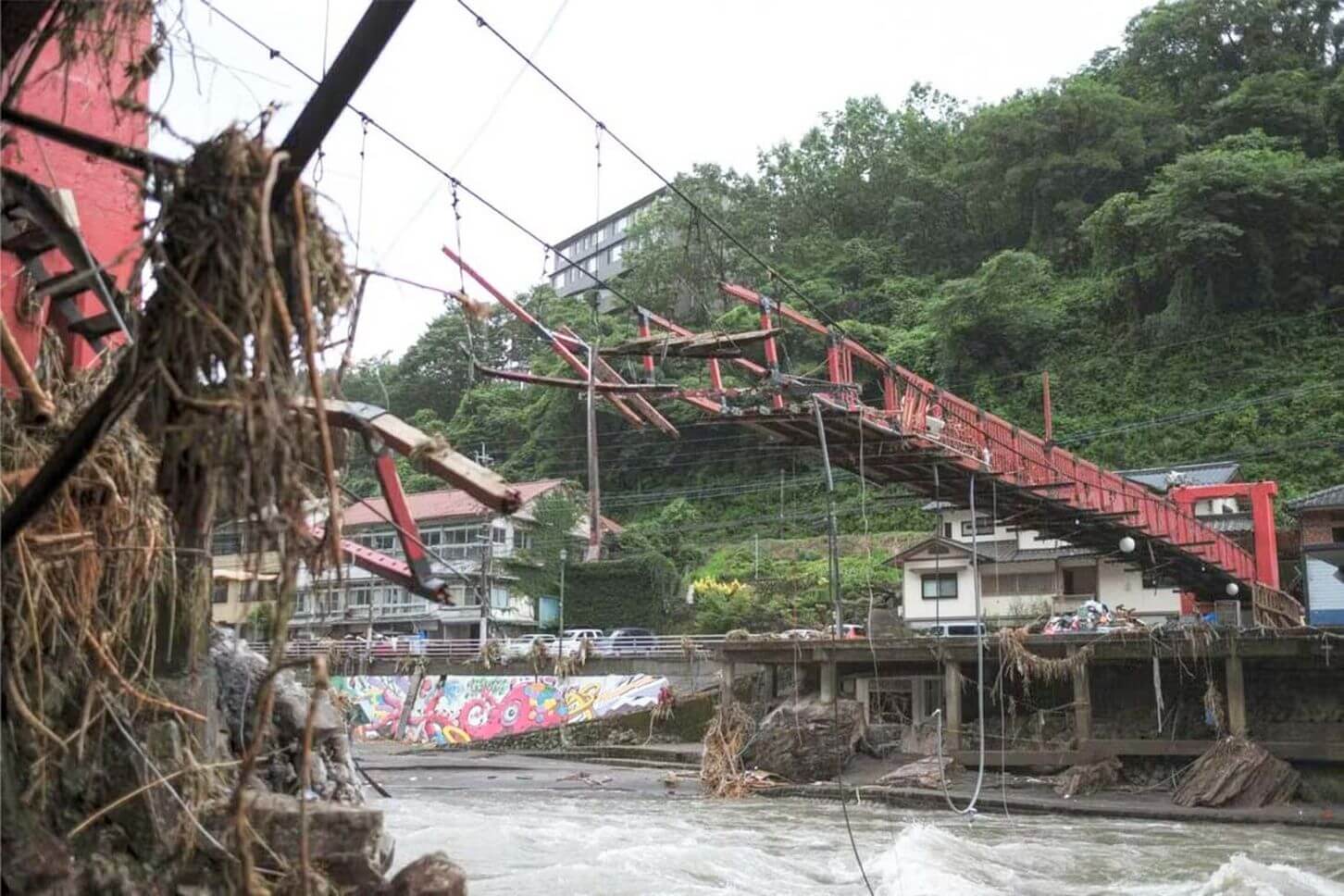 洪水により橋や旅館が流された天ヶ瀬温泉街(写真提供:三宅天真)