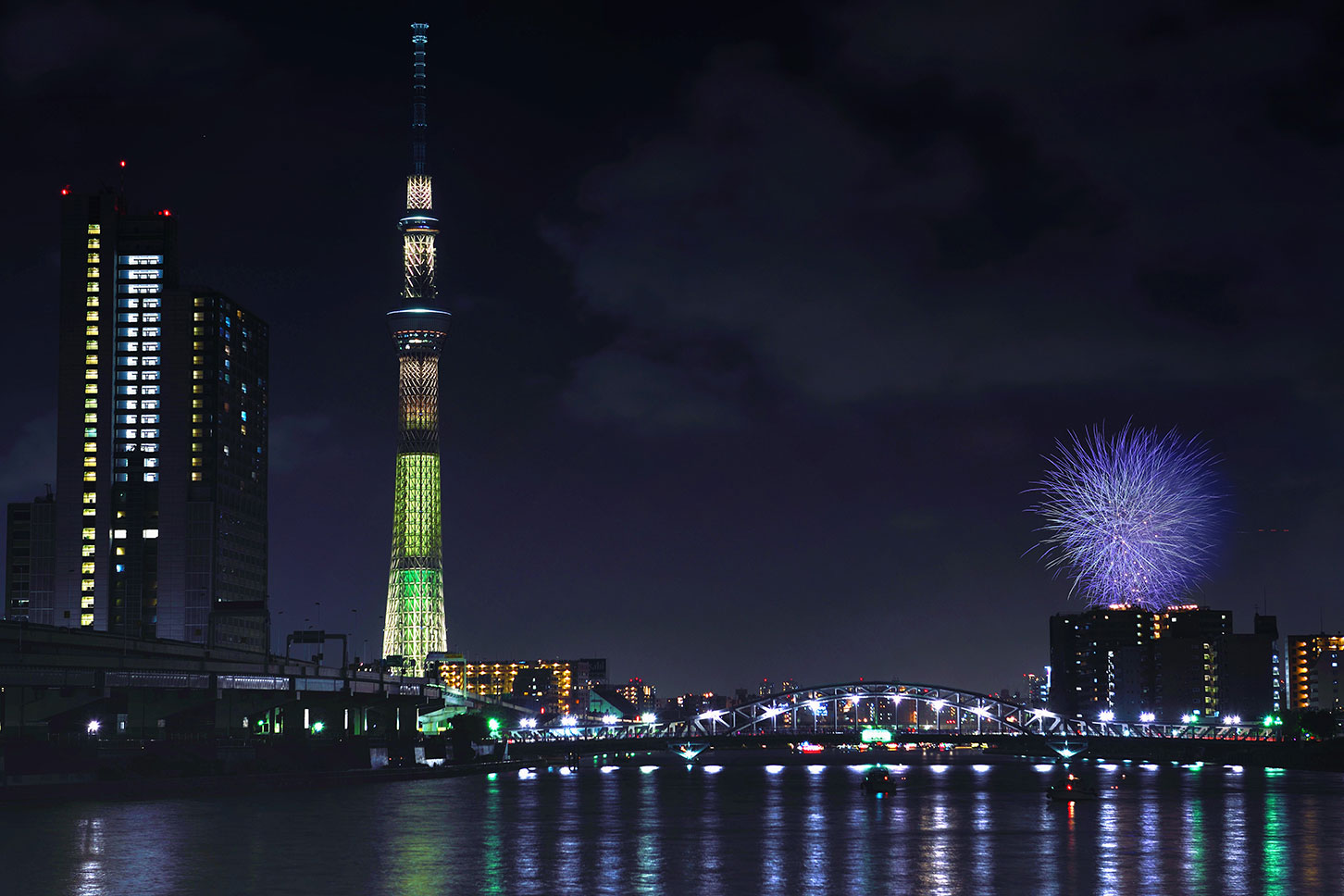 夏の風物詩・隅田川の花火大会。（画像：(c) Kinapi - stock.adobe.com）