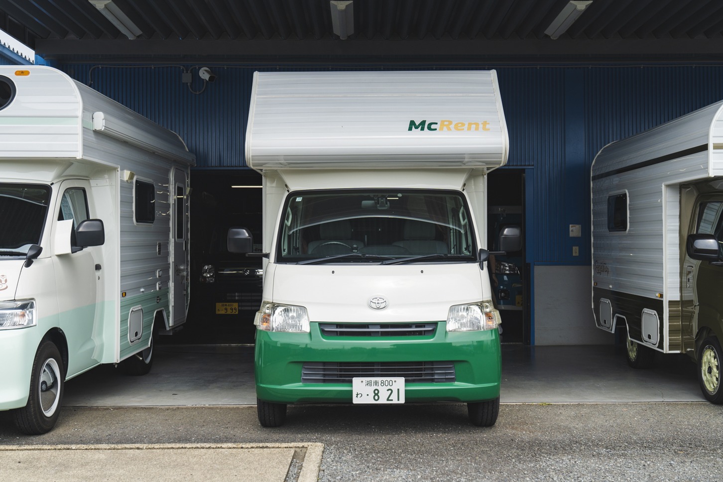 今回借りたキャブコン。キャブコンとは運転席部（キャブ）を残し、後方部に居住スペース（シェル）を乗せたキャンピングカーのこと。