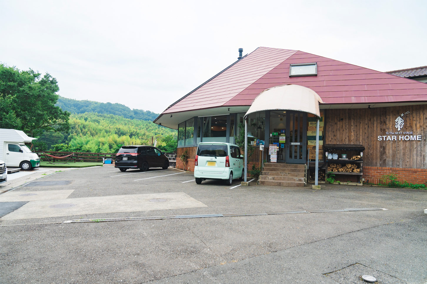 スターフォレストキャンプ葉山の管理棟。