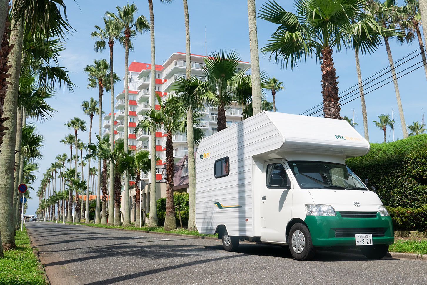 今回レンタルしたキャブコン(マクレントカー)は、6人乗りで最大就寝6名まで、ボディサイズは全長4.99×車幅1.9×車高2.71mというもの。