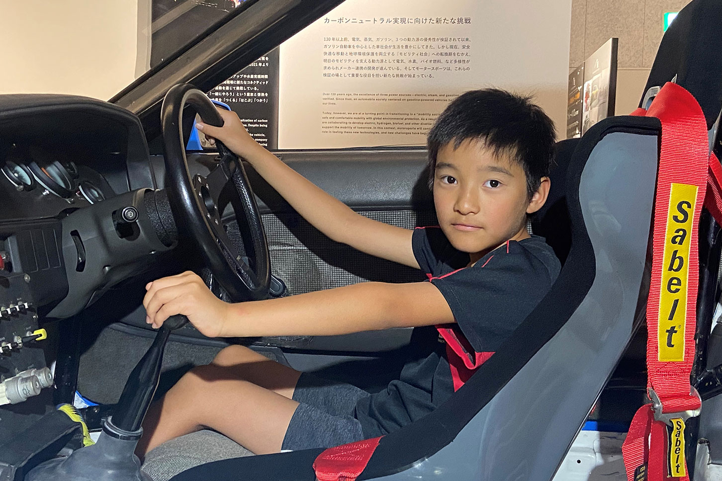 レーシングカーの乗車体験学習はクルマ好きな子供にとって貴重な機会