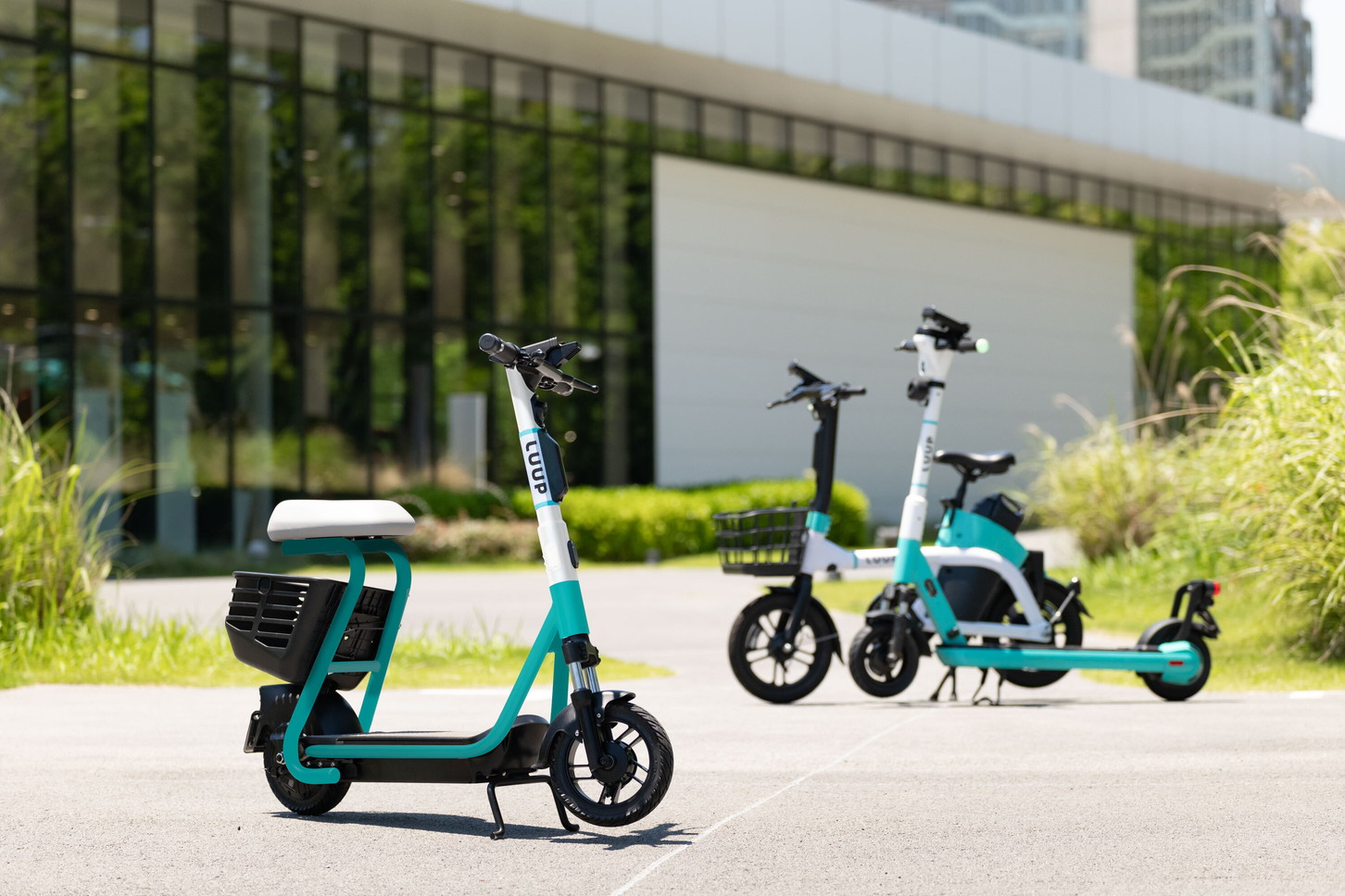 LUUPが2024年6月25日に発表した、座席・カゴ付きの特定小型原動機付自転車「電動シートボード」。写真=LUUP