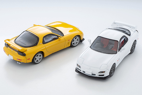 マツダ RX-7 タイプR バサーストR(左)とスピリットR タイプA(右)