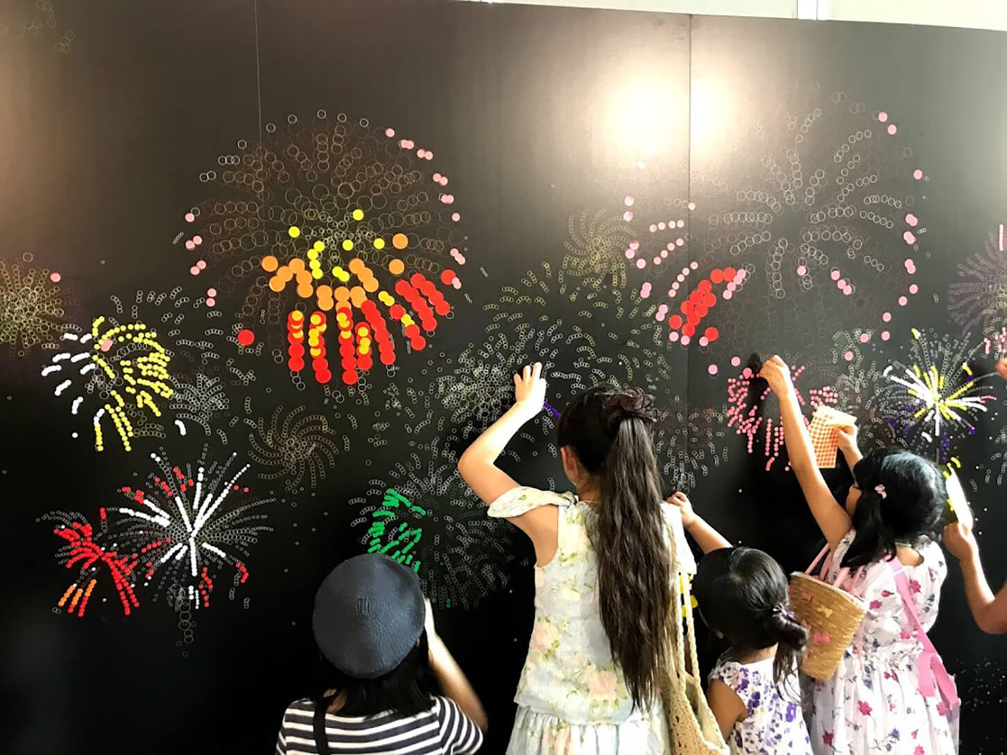 参加型アートコーナーのシールを使用したアートワークイメージ