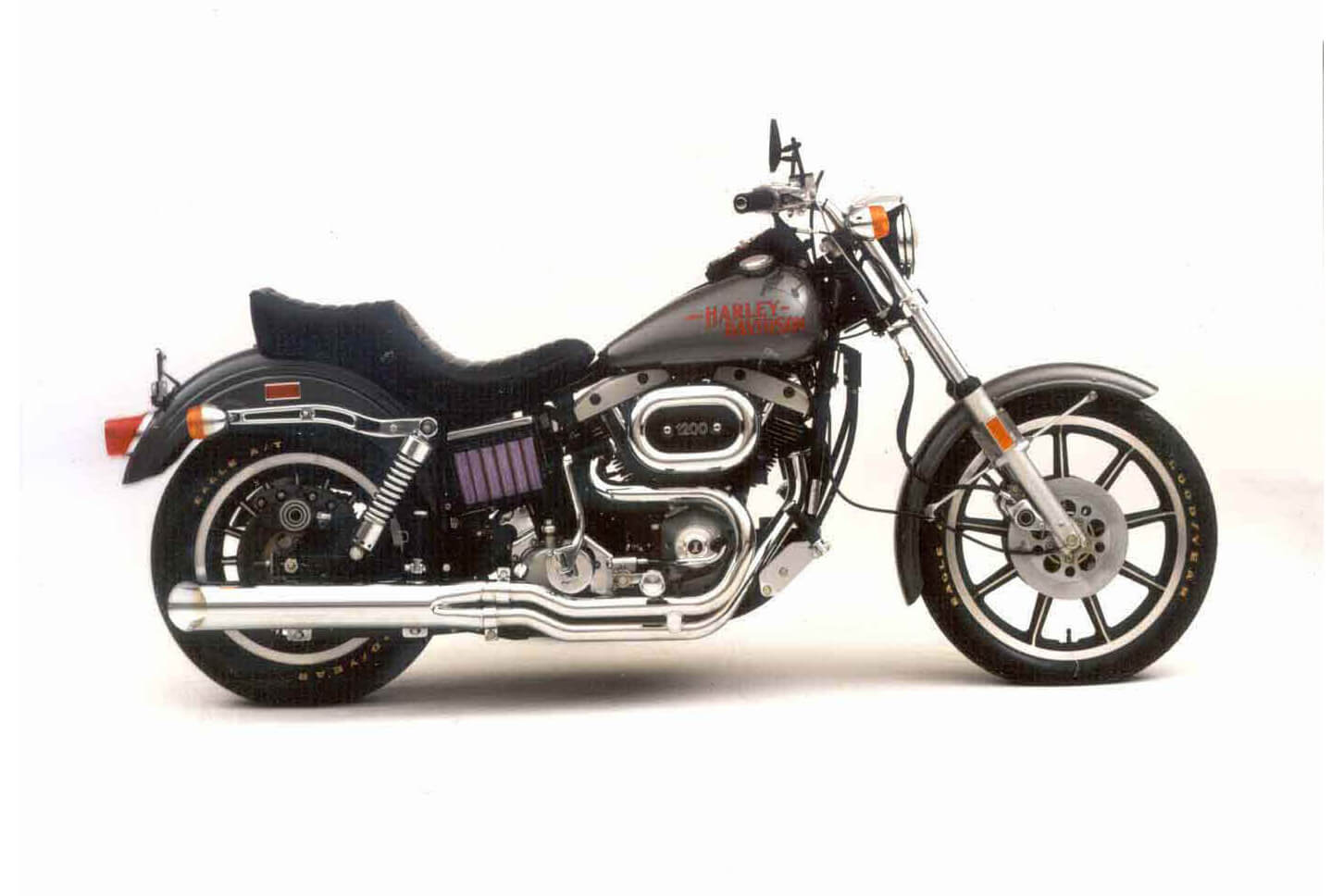 FXS1200ローライダー(1977年):全長×全幅×全高=2,337×711㎜ 車両重量=275kg エンジン形式=4サイクルV型2気筒OHV 排気量=1,207㏄ 最高出力=65ps/5,600rpm