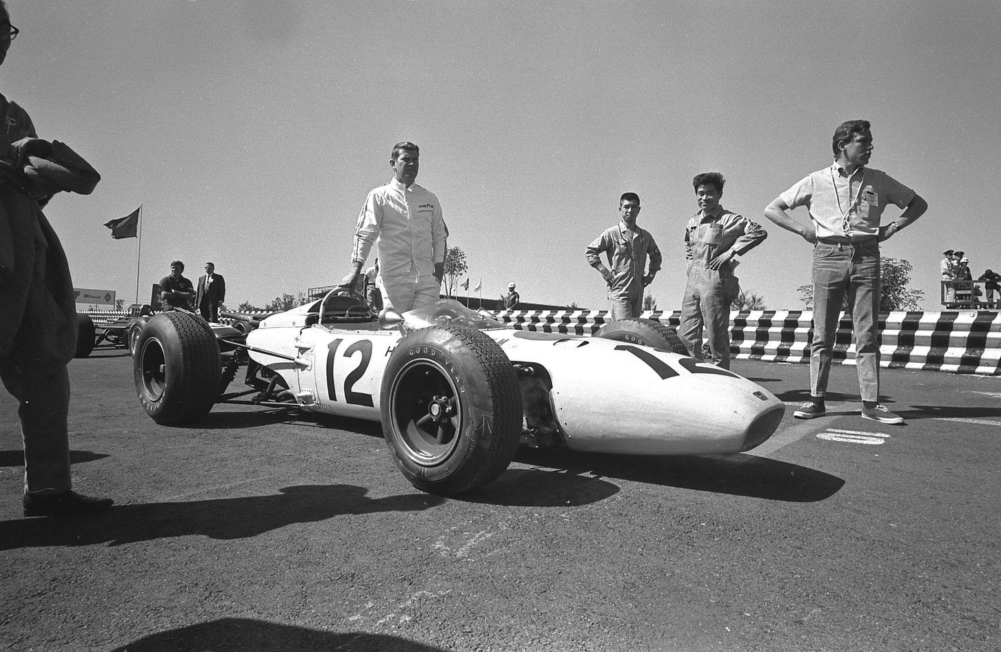 ゼッケン12のロニー・バックナム選手とホンダ RA272