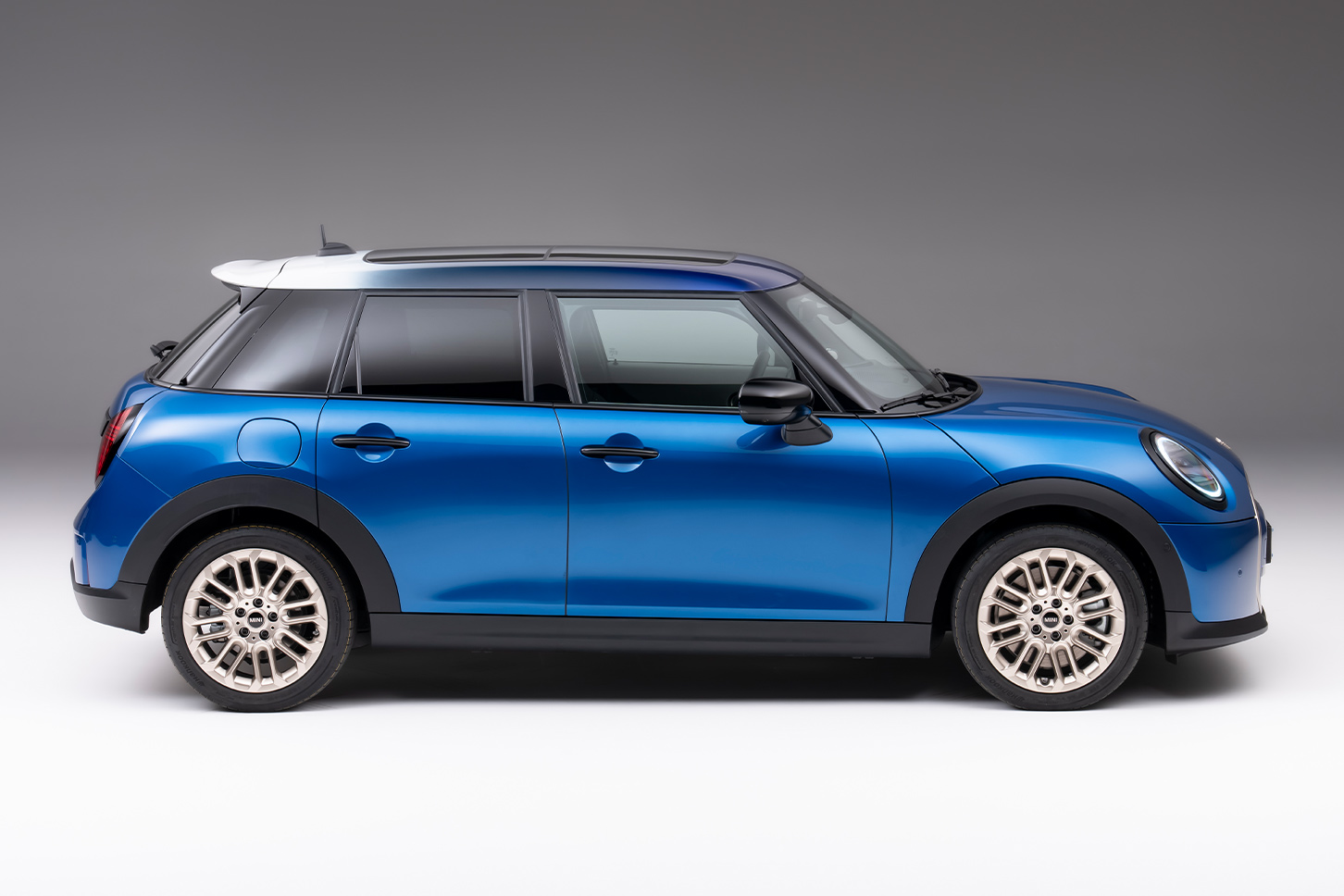 新型MINI COOPER 5 DOOR ※全31枚の写真は各画像をクリック、または【記事の画像ギャラリーを見る】よりご覧いただけます。