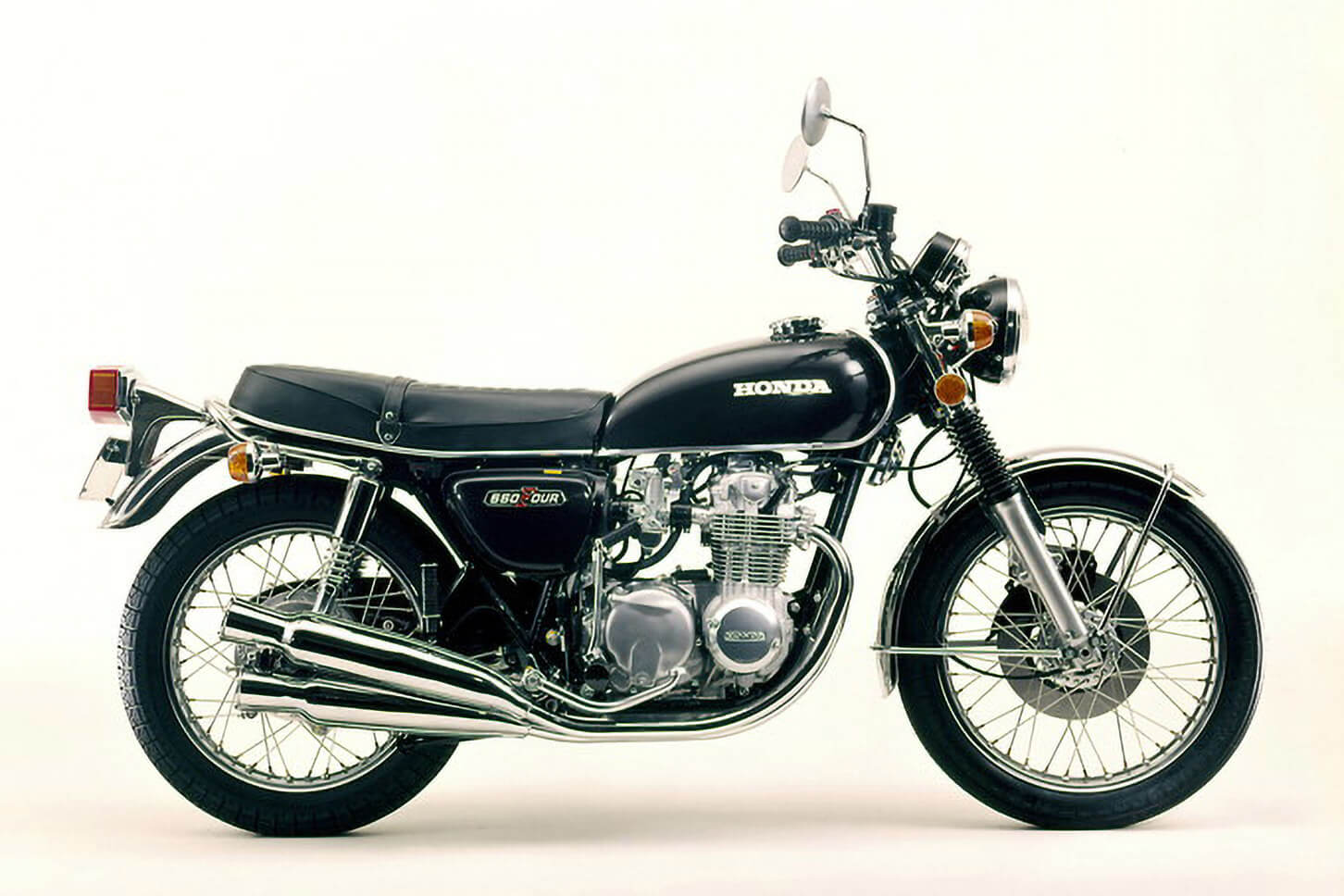 全長×全幅×全高＝2,110×830×1,120(㎜)　車両重量＝207㎏　エンジン型式＝4サイクル直列4気筒OHC　排気量＝544cc　最高出力＝50ps/8,500rpm　最大トルク4.4㎏-m/7,500rpm　変速機＝5速