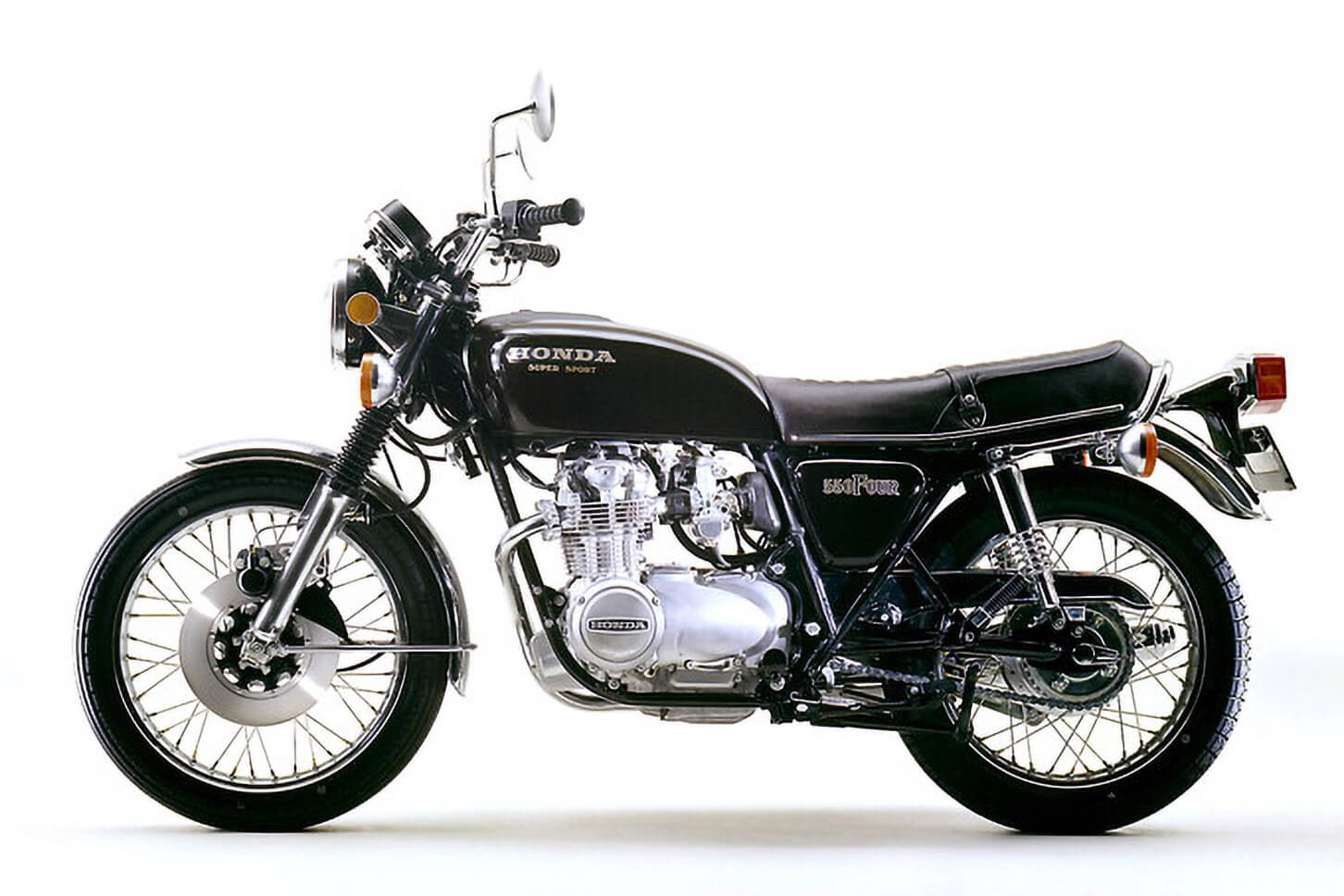 全長×全幅×全高＝2,115×835×1,110(㎜)　車両重量＝206㎏　エンジン型式＝4サイクル直列4気筒OHC　排気量＝544cc　最高出力＝50ps/8,500rpm　最大トルク4.4㎏-m/7,500rpm　変速機＝5速